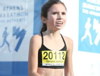 Μαραθώνιος: Η 13χρονη Γλυκερία κλέβει την παράσταση (φωτο - βίντεο)